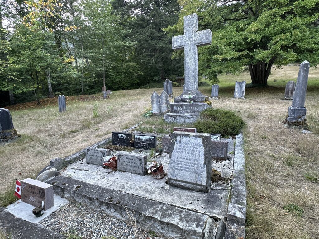 A bunch of graves from various times in the past century, also featuring some freemason logos.