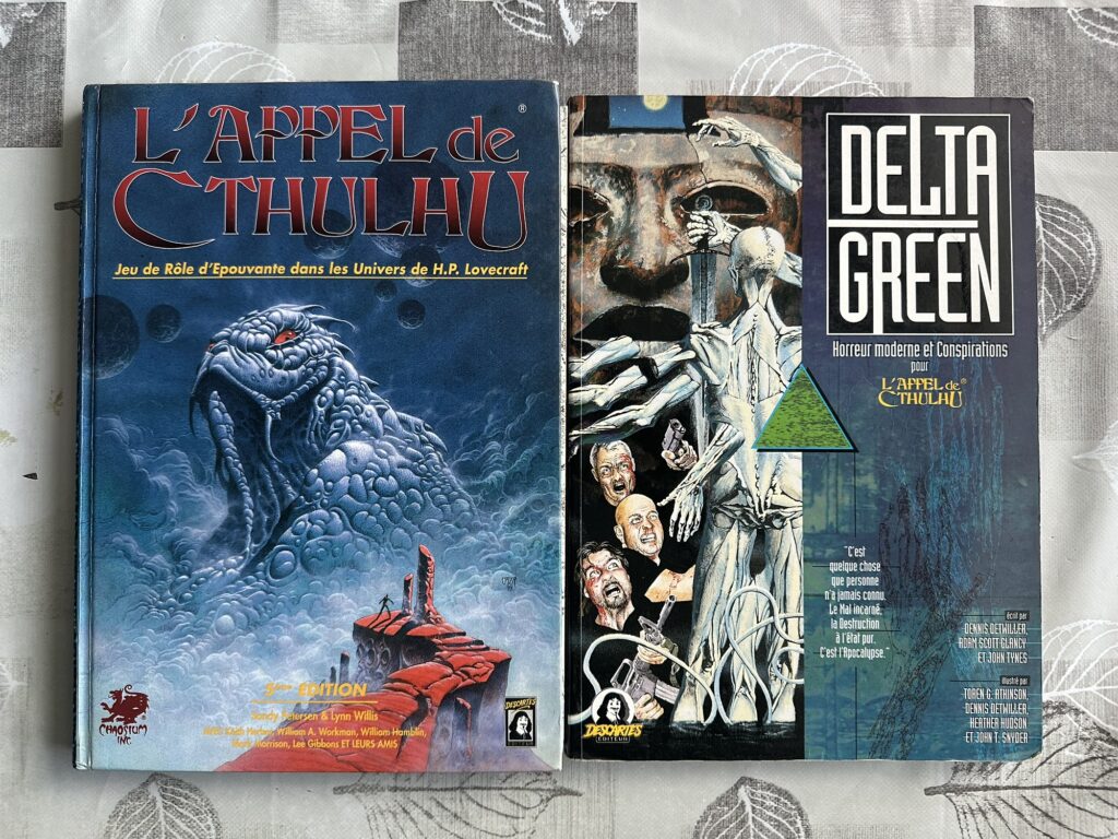 The covers to the Call of Cthulhu rulebook (on the left) and the Delta Green sourcebook (on the right). Both are French editions.